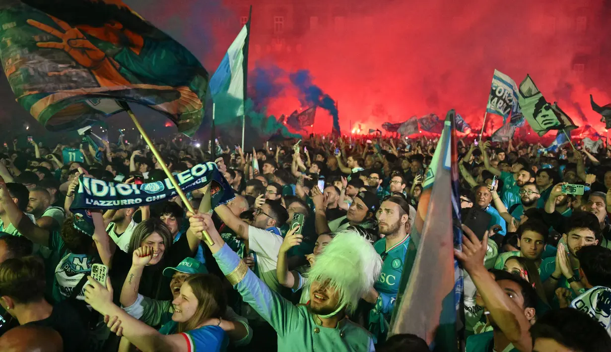Langit di atas Stadion Diego Armando Maradona dipenuhi kembang api, dan nyanyian ribuan tifosi menggema hingga ke sudut-sudut kota. (Alberto PIZZOLI/AFP)