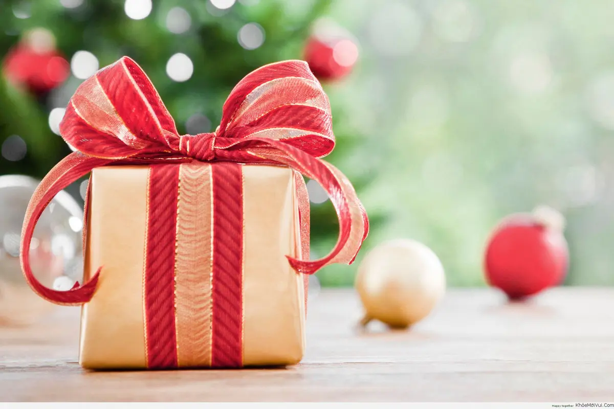 3 Cara Hilangkan Label Harga Tanpa Merusak Kado Natal