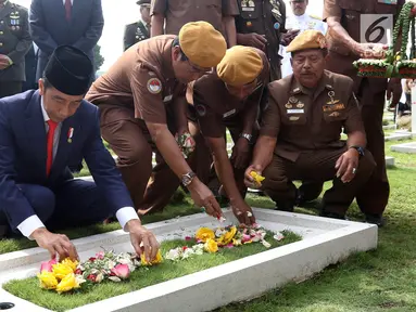 Presiden Joko Widodo bersama para veteran menabur bunga di TMP Cikutra, Bandung, Sabtu (10/11). Kegiatan ini dilakukan dalam peringatan Hari Pahlawan Nasional 2018. (Liputan6.com/Angga Yuniar)