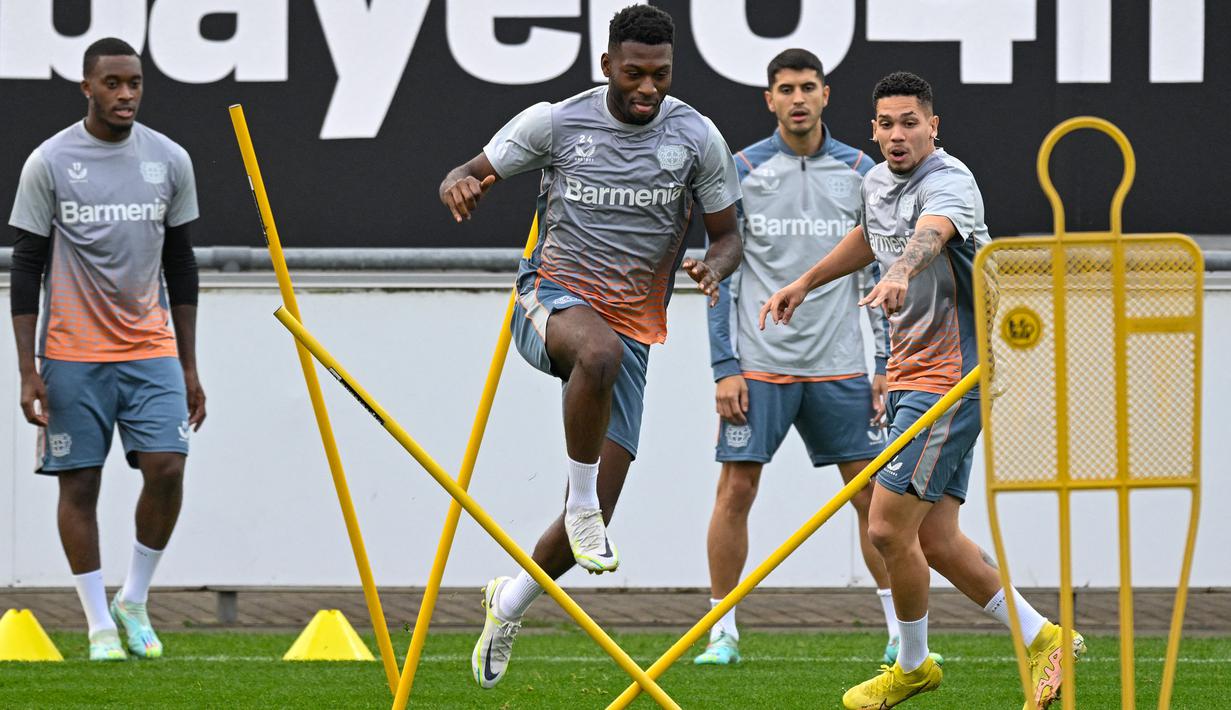 Pemain Bayer Leverkusen, Timothy Fosu-Mensah saat melakukan latihan untuk persiapan laga Grup B Liga Champions melawan Club Brugge, 31 Oktober 2022. Fosu-Mensah direkrut MU saat masih berusia 16 tahun. Ia diboyong dari Ajax Amsterdam dengan harga 380 ribu euro. Pemain berkebangsaan Belanda itu kesulitan mendapatkan tempat utama di Manchester United saat Louis van Gaal berkuasa. Ia malah lebih banyak dipinjamkan. (AFP/Sascha Schuermann)