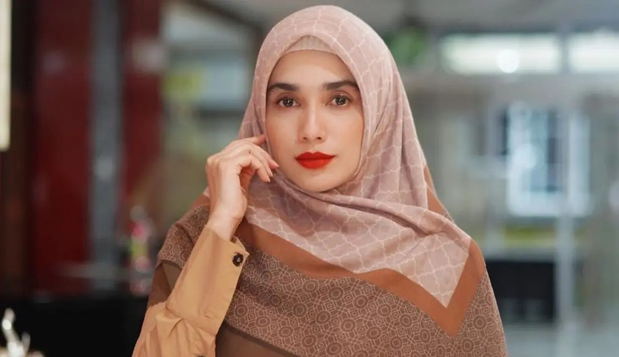 Tak hanya lewat gaya kesehariannya, penampilan Ussy saat berhijab juga sering menyedot perhatian. Beberapa kali mengunggah gayanya dalam balutan hijab, banyak warganet yang mendoakan agar seleb berusia 41 tahun itu bisa segera berhijab. (Liputan6.com/IG/@ussypratama)