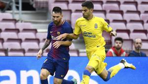 Penyerang Barcelona asal Argentina, Lionel Messi (kiri), berduel dengan bek Las Palmas asal Spanyol, Borja Herrera, selama pertandingan Liga Spanyol antara FC Barcelona dan UD Las Palmas di stadion Camp Nou di Barcelona pada 1 Oktober 2017. (JOSE JORDAN/AFP)