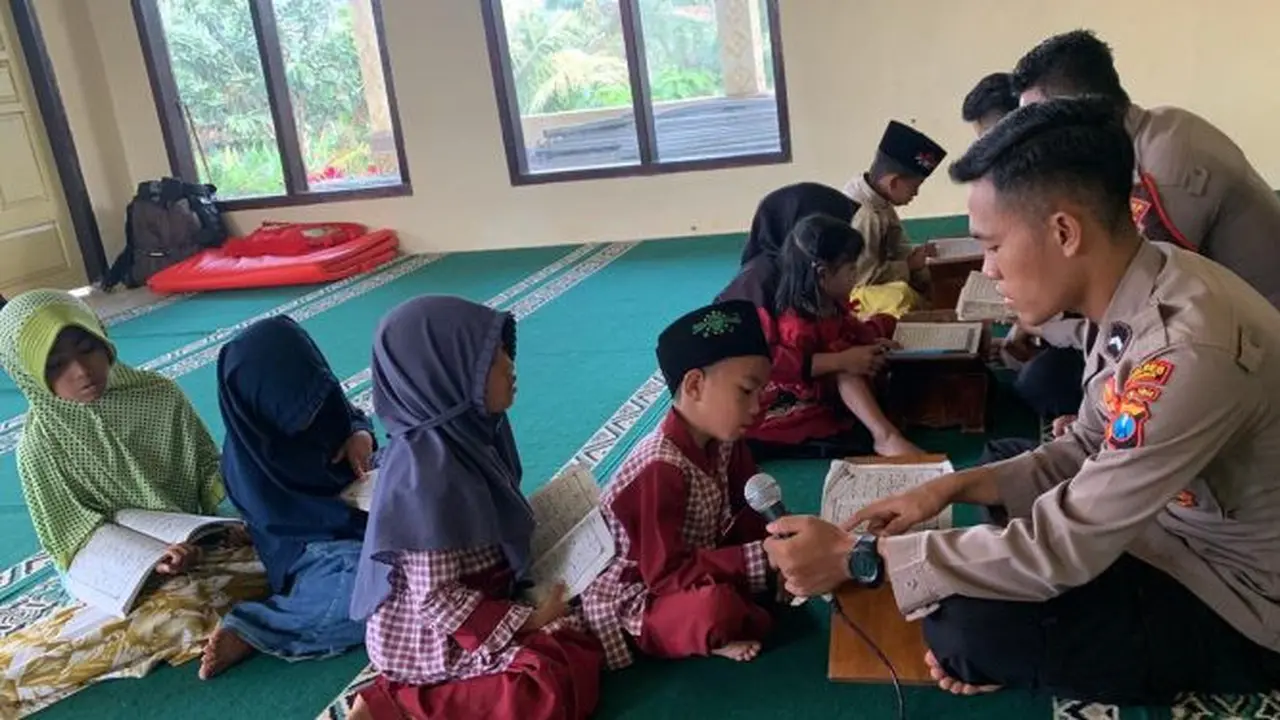 Hilangkan Trauma akibat kerusuhan beberapa waktu lalu, anak- anak di Desa Margomulyo diajak mengaji (Istimewa)