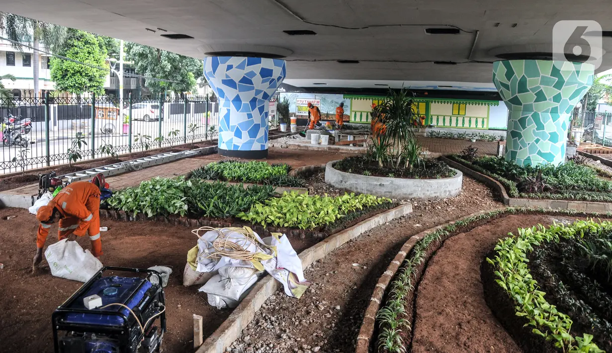 Petugas Penanganan Prasarana dan Sarana Umum (PPSU) Kelurahan Bali Mester menyelesaikan pembangunan taman bermain di kolong Flyover Kampung Melayu, Jakarta, Selasa (7/3/2023). Pembangunan taman bermain tersebut bertujuan mengubah kolong flyover yang sebelumnya terkesan seram menjadi tempat interaksi warga sekitar sekaligus penataan kawasan. (merdeka.com/Iqbal S. Nugroho)