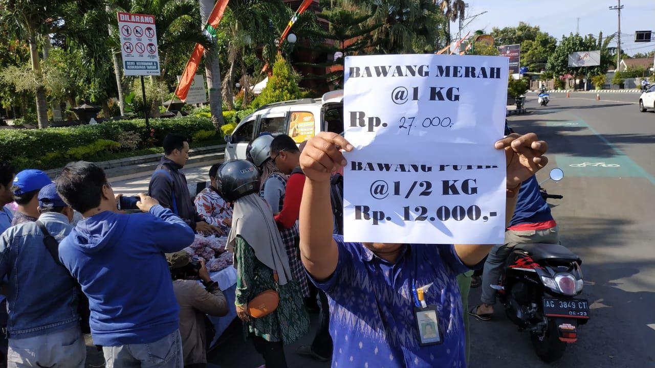 Dinas Perdagangan Provinsi Jawa Timur memasok 1 ton komoditas bawang bawah putih ke Kota Kediri.