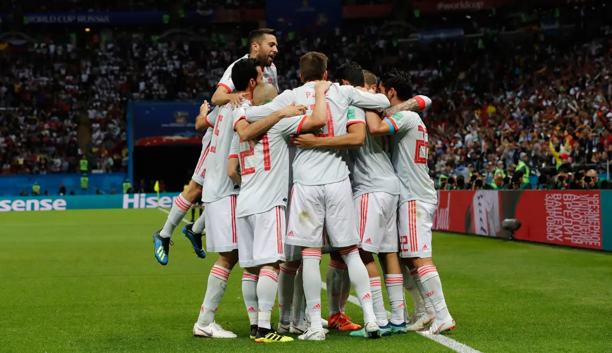 Pemain Spanyol merayakan gol pembuka tim mereka dalam penyisihan Grup B Piala Dunia 2018 di Kazan Arena, Kazan, Rusia, Rabu (20/6). Gol tunggal Diego Costa membawa Spanyol menumbangkan Iran. (AP Photo/Frank Augstein)