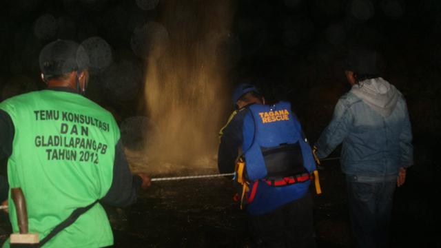 Tim SAR gabungan melakukan operasi SAR seorang remaja Banjarnegara yang tenggelam di Curug Tiga, Baturraden, Banyumas. (Foto: Liputan6.com/Tagana Banyumas)