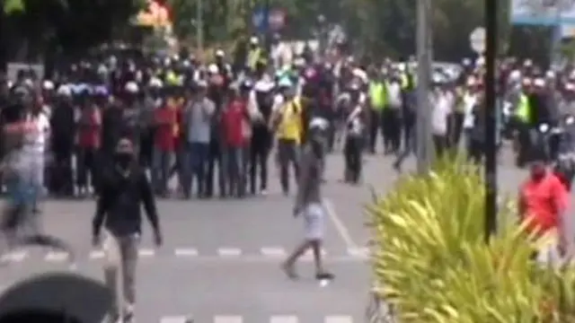 Sebelum Rusuh, Pendukung Calon Walikota Bentrok Dengan Polisi