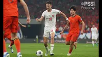 Pemain Timnas Indonesia, Ivar Jenner (tengah) menggiring bola melewati pemain China, Xie Wenneng saat laga lanjutan putaran ketiga Grup C Kualifikasi Piala Dunia 2026 di Qingdao Youth Stadium, Qingdao, China, Selasa (15/10/2024). (Dok. PSSI)