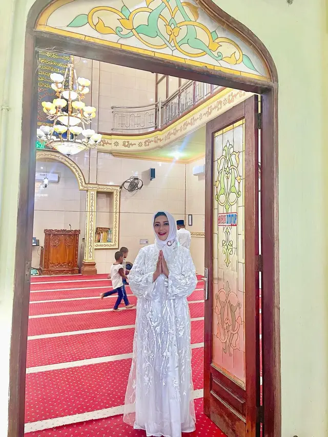 6 Inspirasi Outfit Gamis ala Bella Saphira, Elegan untuk Wanita 50 Tahunan