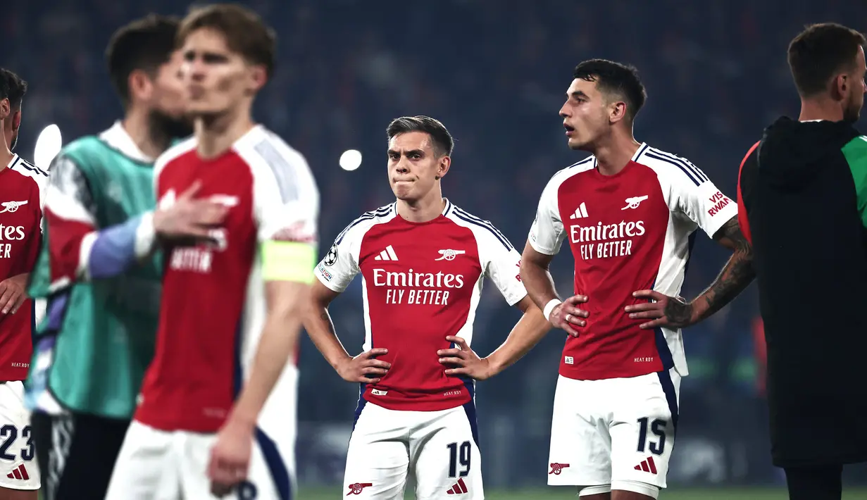 Pemain Arsenal, Leandro Trossard (tengah) dan Jakub Kiwior (kedua kanan) terlihat kecewa setelah timnya kalah dari PSG dalam laga leg 2 semifinal Liga Champions 2024/2025 di Parc des Princes, Paris, Prancis, Rabu (07/05/2025) waktu setempat. (AFP/Thibaud Mortiz)