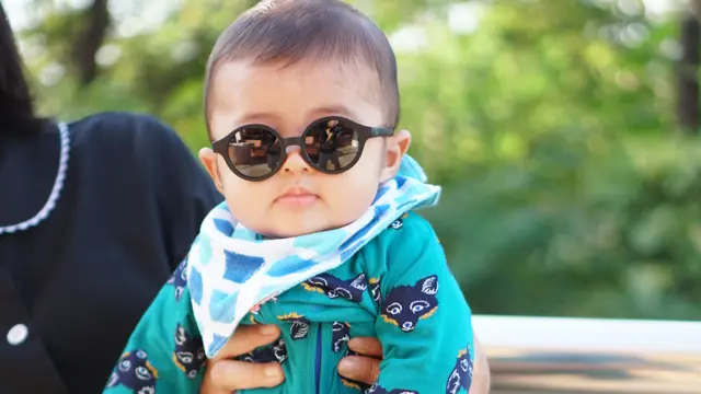 [Bintang] Keren dan Menggemaskan, Ini 8 Foto Anak Sandra Dewi Saat Pakai Kacamata Hitam