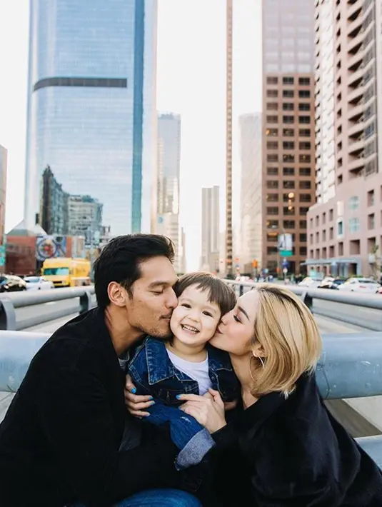 Dalam berbagai kesempatan, Richard Kyle, Jessica Iskandar dan juga anak semata wayangnya El Barack terlihat kerap pergi berlibur bersama.  Ketiganya saat itu sedang berlibur di Los Angeles, California mereka terlihat kompak mencium pipi El. (Liputan6.com/IG//inijedar)