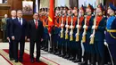 Menhan RI Ryamizard Ryacudu (kanan) bersama Menhan Rusia Sergey Shoigu saat upacara penyambutan resmi kenegaraan bilateral meeting Menhan RI-Rusia di Kantor Pusat Kemenhan Rusia, Znamenka Ulitsa Moscow, Rabu (6/2). (Liputan6.com/HO/Puskom Kemhan)