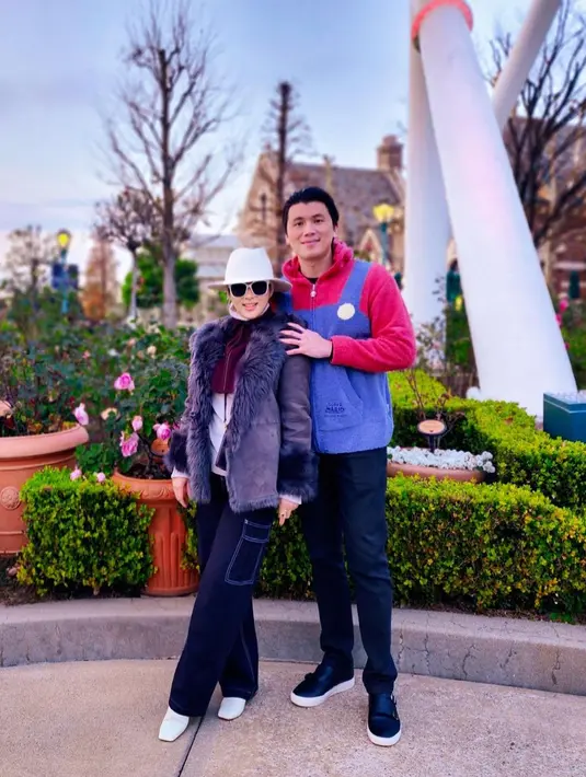 Reino Barack cosplay jadi Mario Bros saat liburan di taman bermain (Sumber: Instagram/princessyahrini)