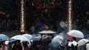 Seorang turis mengabadikan salju yang turun di Tokyo, Jepang, Kamis (24/11). Kota Tokyo dilanda hujan salju pada bulan November untuk pertama kali dalam 54 tahun terakhir.(REUTERS / Toru Hanai)