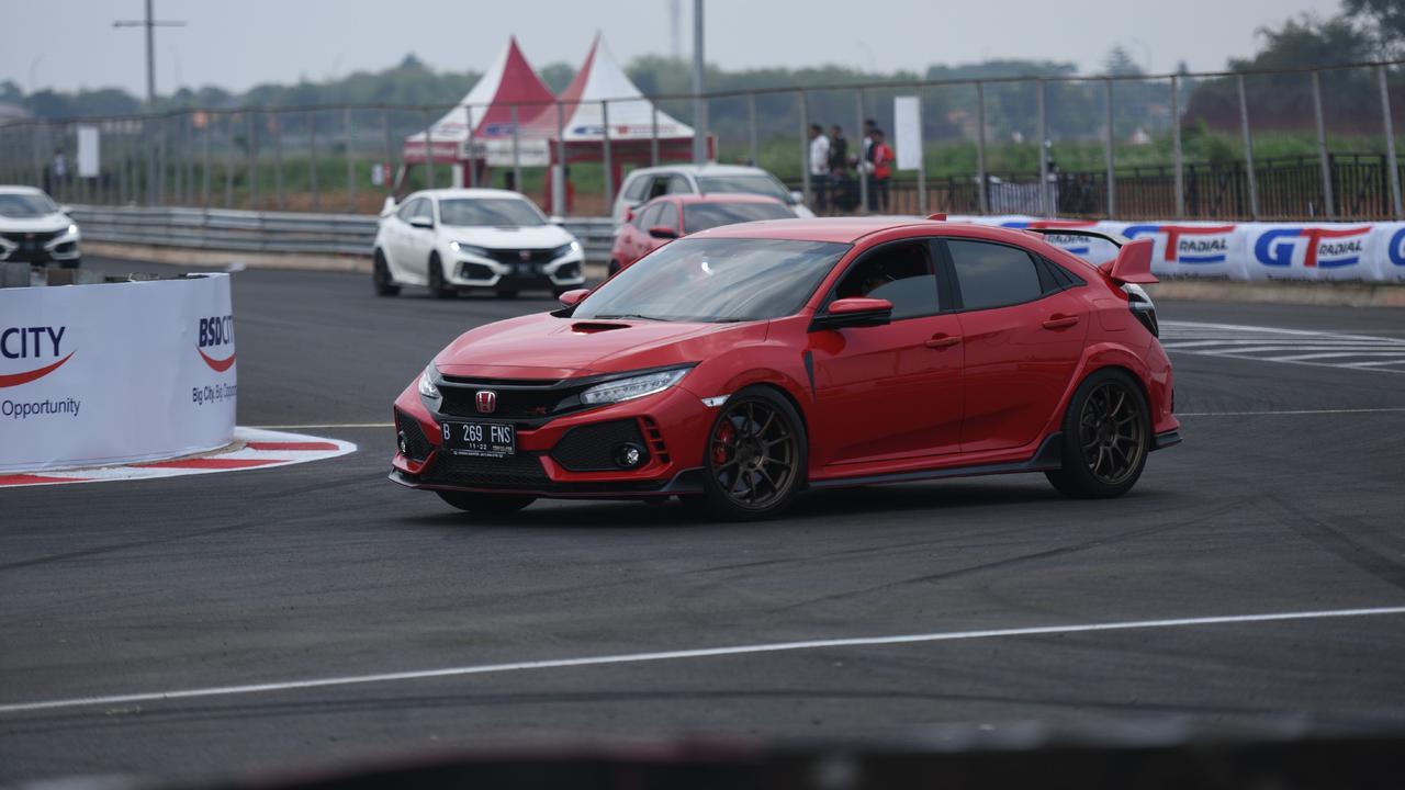 Honda Ajak Pemilik Civic Type R Jajal Sirkuit Jalan Raya di BSD