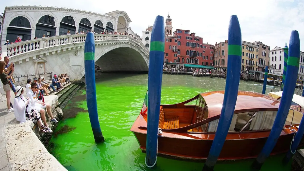 Air di Grand Canal Venesia yang terkenal, berubah menjadi hijau cerah sore ini
