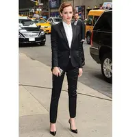 Bagi kamu yang menyukai gaya busana dengan warna monokrom, mungkin kamu bisa meniru gaya dari Emma Watson. (via: boldsky.com)