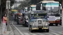 Deretan mobil Jeepney terjebak di antara kemacetan yang terjadi di Manila, Filipina, Jumat (22/11). Jeepney merupakan transportasi umum paling populer dan sudah menjadi ikon di Filipina. (Bola.com/M Iqbal Ichsan)