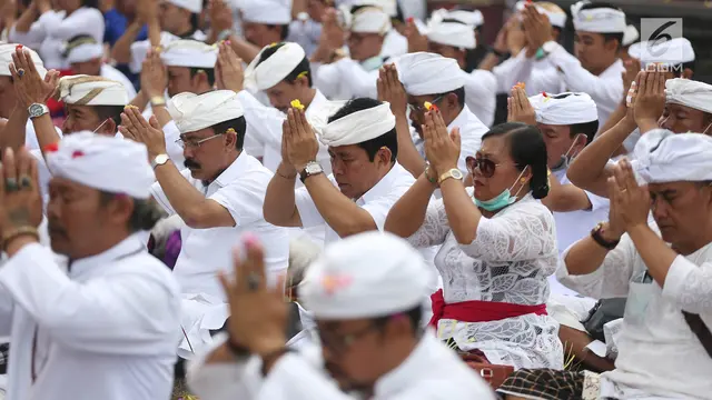 Melihat Khusyuknya Ibadah Umat Hindu Bali Mohon Keselamatan di Kaki Gunung Agung