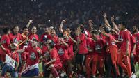 Para pemain Persija Jakarta merayakan gelar juara Piala Presiden setelah mengalahkan Bali United di SUGBK, Jakarta, Sabtu (17/2/2018). Persija menang 3-0 atas Bali United. (Bola.com/Vitalis Yogi Trisna)