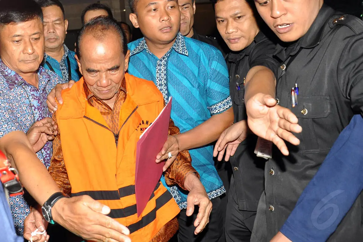 Wajah Melas Gubernur Riau Saat Dijadikan Tersangka