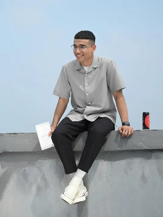 Ini gaya casual pria kelahiran 3 April 2000 yang biasa dipanggil "Ai". Sekadar pakai kemeja abu-abu dan celana hitam, gayanya tetap modis banget. (Liputan6.com/IG/@fadlyfsl_)