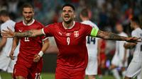 Aleksandar Mitrovic. Serupa dengan Dusan Vlahovic, Aleksandar Mitrovic kini juga masih mengalami cedera saat membela Fulham namun tetap dimasukkan ke dalam skuad Timnas Serbia untuk berlaga di Piala Dunia 2022 Qatar. Ia mengalami cedera di bagian pergelangan kaki saat menghadapi Everton pada pekan ke-14 Liga Inggris 2022/2023 meski mampu menuntaskan laga selama 90 menit. Ia juga diprediksi baru akan pulih dari cederanya pada Desember nanti. (AFP/Andrej Isakovic)