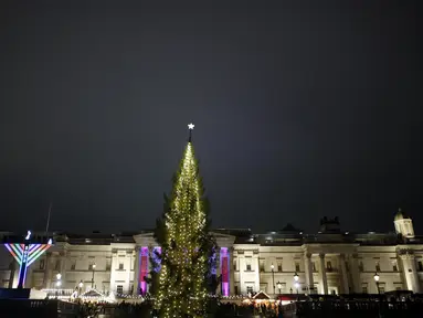 Pemandangan pohon Natal Trafalgar Square usai upacara penyalaan tahunan di London, Kamis, 7 Desember 2023. (AP Photo/David Cliff)