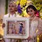 Dalam akad nikah, Raffi Ahmad menyerahkan mas kawin berupa uang sejumlah Rp17.022.014, Jakarta, (17/10/14). (Liputan6.com/Faizal Fanani)