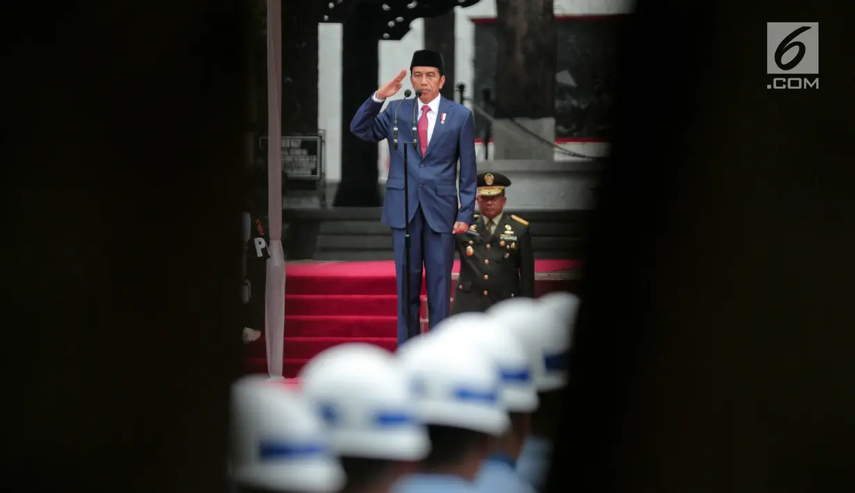 Presiden Jokowi melakukan hormat saat upacara Hari Kesaktian Pancasila, di Halaman Monumen Pancasila Sakti, Jakarta, Minggu (1/10). Hadir dalam upacara ini jajaran menteri Kabinet Kerja, Panglima TNI dan Kapolri. (Liputan6.com/Faizal Fanani)