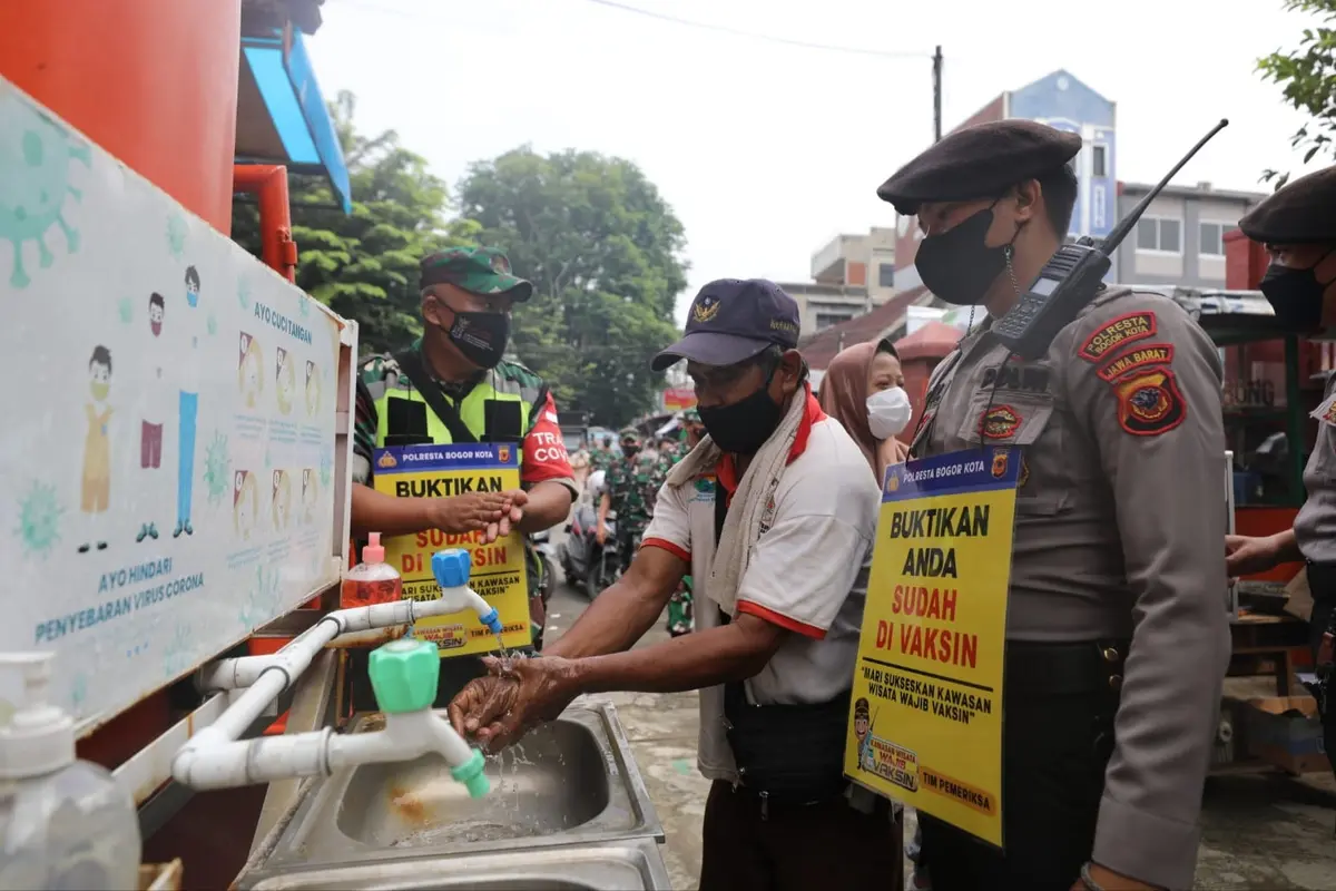 Satgas Covid-19 Kota Bogor saat gerebek vaksinasi di Pasar Anyar, Bogor
