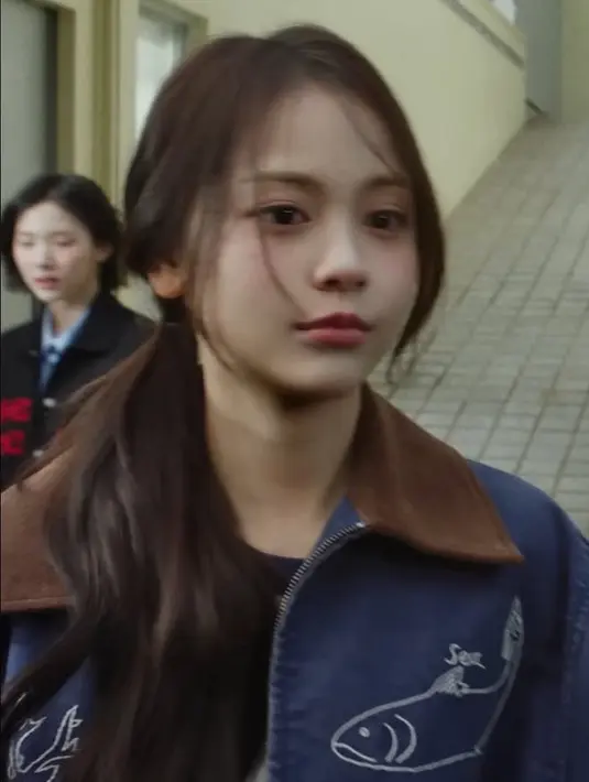 Penampilannya pun langsung mendapat komentar dari K-Netz seperti ada yang menyebutkan jika ia imut, dia terlihat cantik, bahkan dimiripkan dengan Yeri Red Velvet dan Gyuri Kara.  [Dok. YouTube SM Entertainment]