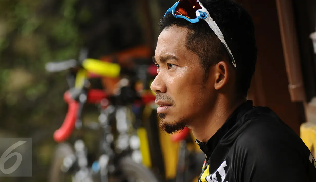 M Fadli Imammudin saat beristirahat di sela-sela latihan di kawasan Puncak, Bogor, Kamis (23/2). M. Fadli bertekad untuk berprestasi di ajang balap sepeda dan ajang pertamanya adalah Kejuaraan Asia Paracycling 2017. (Liputan6.com/Helmi Fithriansyah)