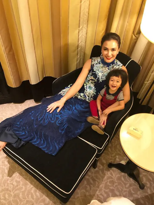 Potret kekompakan Atiqah Hasiholan dan Salma juga kerap mencuri perhatian netizen. Atiqah juga sering mengunggah momen Salma dalam bentuk video pada akun Instagram pribadinya.(Liputan6.com/IG/@atiqahhasiholan)
