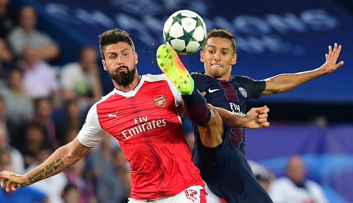 Striker Arsenal, Olivier Giroud, berebut bola dengan bek PSG, Marquinhos. Tertinggal membuat Arsene Wenger memasukan bombernya ini pada menit ke-63. (AFP/Franck Fife)