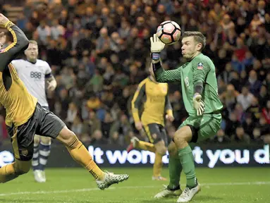 Pemain Arsenal, Olivier Giroud (kiri) saat berebut bola dengan kiper Preston North End  pada laga Piala FA diDeepdale, Preston, (7/1/2017). Arsenal menang 2-1. (Dave Howarth/PA via AP)