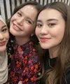 Begitu pun dengan Aaliyah Massaid yang hadir dengan gamis hitam. Ia mengaplikasikan makeup natural tidak berlebih hanya memoles lipstik coral di bibirnya. [@aaliyah.massaid]