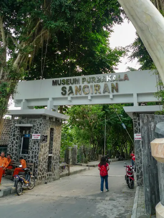 Museum Purbakala Sangiran memiliki koleksi paling lengkap fosil manusia purba di Jawa. Museum ini terletak di Kabupaten Sragen dan memiliki luas 56 km2. Berbagai koleksinya menjadi sarana edukasi yang menarik./copyright shutterstock/Epel