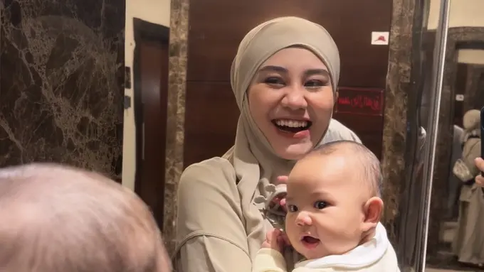 Aaliyah Massaid Umrah Bareng Baby Arash. [@aaliyah.massaid]