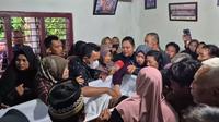Suasana haru menyelimuti keluarga Kapolsek Negara Batin, AKP Anumerta Lusiyanto saat jenazahnya dibawa ke kampung halamannya di Oku Timur, Sumatera Selatan. Foto : (Istimewa).