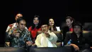 Petinggi MD Entertainment, Manoj Punjabi (kiri) saat berbincang dengan BJ Habibie, di acara nonton bareng film "Merry Riana: Mimpi Sejuta Dolar", Jakarta, Jumat (26/12/2014). (Liputan6.com/Panji Diksana)