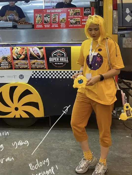 Tshirt tersebut pun dipadukan dengan celana 3/4 kuning dipadukan sneakers dsn kaos kaki kuningnya. Dinda juga tampil mengenakan wig kuning. Credit: Instagram/(@dindakanyaa)
