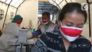 Petugas melakukan screening sebelum tenaga kesehatan menerima vaksin COVID-19 dosis ketiga atau booster di RSUD Matraman, Jakarta, Jumat (6/8/2021). Pemberian vaksin dosis ketiga kepada tenaga kesehatan di Indonesia ditargetkan rampung pada pekan kedua Agustus 2021 (Liputan6.com/Herman Zakharia)