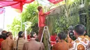 Rangkaian acara dimulai sejak Senin malam dengan diadakan pengajian selamatan di kediaman Jokowi. Acara dilanjutkan dengan adat Jawa pada Selasa pagi, yaitu pemasangan bleketepe, siraman dan malamnya dilanjutkan midodareni. (Adrian Putra/Bintang.com)
