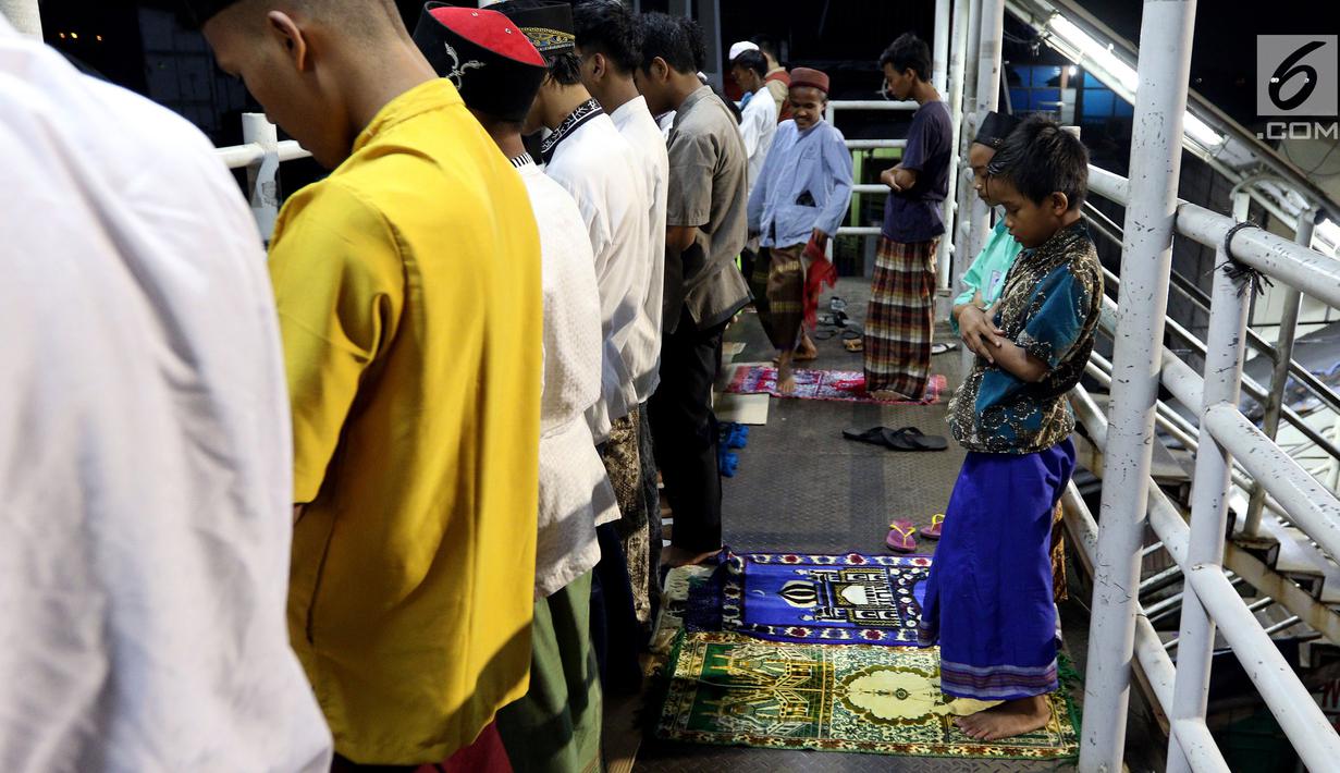 Pemandangan saat warga melaksanakan salat tarawih di atas JPO Musala Miftahul Jannah di Kawasan Pasar Gembrong, Jakarta, Kamis (17/5). (Liputan6.com/JohanTallo)