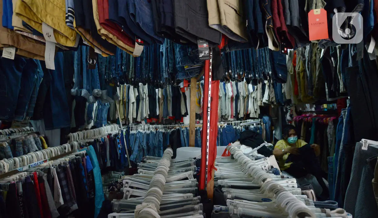 Warga memilih pakaian bekas (Thrifting) di pasar Proyek Senen, Jakarta, Selasa (12/10/2021). Akibat pandemi membuat tren thrifting menjadi alternatif pemasukan baru bagi para pedagang pakaian bekas di tengah pandemi. (merdeka.com/Imam Buhori)