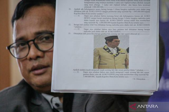 Kuasa hukum AKP Malaungi, Asmuni, menunjukkan lembaran BAP kliennya yang menampilkan foto bandar narkotika bernama Koko Erwin dalam konferensi pers di Mataram (Dok: Antara)
