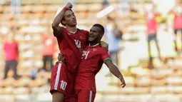 2. Gol yang dicetak Ezra Walian ke gawang Kamboja menjadi pemecah kebuntuan Timnas Indonesia. Postur tubuh tinggi dan tendangan keras dari pemain naturalisasi ini diharapkan mampu mengobrak-abrik pertahanan Malaysia. (Bola.com/Vitalis Yogi Trisna)